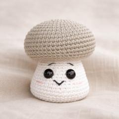 Peluche champignon au crochet fait main, adorable doudou artisanal en coton doux style kawaii pour enfant ou bébé, décoration ludique et cadeau fait main unique créé avec amour par Mes idées Artisanat / Gehaakte paddenstoel knuffel handgemaakt van zacht katoen, schattig kawaii speelgoed voor kinderen of babykamer decoratie uniek ambachtelijk cadeau / Handmade crochet mushroom plush toy, cute kawaii cotton stuffed decor perfect for kids nursery or unique handmade gift by Mes idées Artisanat