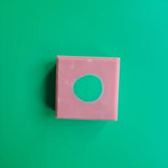 Savon artisanal design graphique par Anaka Soap, savon coloré saponifié à froid avec motif moderne, cosmétique naturel fait main parfait pour salle de bain et cadeau créatif / Grafische designzeep van Anaka Soap, kleurrijke koudverzeepte ambachtelijke zeep met modern patroon, natuurlijke handgemaakte cosmetica / Graphic design artisan soap by Anaka Soap, colorful cold process soap with modern pattern, natural handmade cosmetic bar