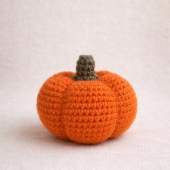 Petite citrouille au crochet fait main, décoration automne Halloween artisanale en coton orange style cosy, objet déco fait main parfait pour maison, table d’automne ou cadeau artisanal original / Gehaakte kleine pompoen handgemaakt, herfst en Halloween decoratie van katoen warme cosy huisdecoratie ideaal als origineel handgemaakt cadeau / Handmade crochet pumpkin decoration, cozy autumn and Halloween home decor in orange cotton perfect as seasonal handmade gift and fall table decoration