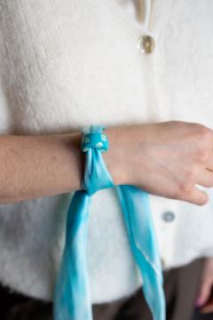 Foulard bracelet en soie peint à la main Selkis, bijou textile élégant et transformable porté au poignet ou autour du cou, création artisanale raffinée accessoire mode unique parfait comme cadeau créateur / Handgeschilderde zijden sjaal ketting Selkis, elegant textiel juweel dat als armband of halsaccessoire gedragen kan worden, unieke handgemaakte mode creatie / Hand-painted silk scarf necklace Selkis, elegant transformable textile jewelry worn as bracelet or neck accessory, refined handmade fashion piece and unique designer gift