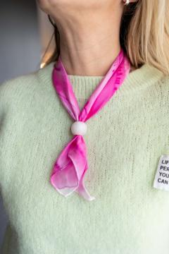 Photo de l'article Foulard Collier en Soie Peint Main – Bijou Textile Unique Rose