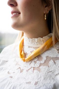 Photo de l'article Foulard collier en soie peint main – Cadeau raffiné, original et transformable