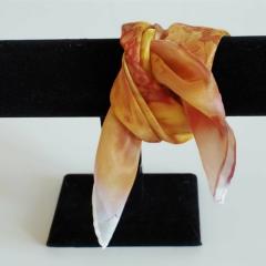 Photo de l'article Foulard collier en soie peint main – Cadeau raffiné, original et transformable
