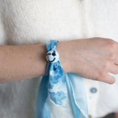 Photo de l'article Foulard Collier en Soie Peint Main – Bijou Textile Unique