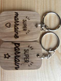 Porte-clé en bois personnalisé gravé au laser, cadeau unique pour papa ou maman, accessoire artisanal en bois naturel fait main par artisan belge NEL disponible sur Wimzzi / Gepersonaliseerde houten sleutelhanger met lasergravure, uniek cadeau voor papa of mama, handgemaakt houten accessoire van Belgische artisan NEL op Wimzzi / Personalized engraved wooden keychain, unique handmade gift for dad or mom, natural wood artisan accessory crafted by Belgian maker NEL available on Wimzzi