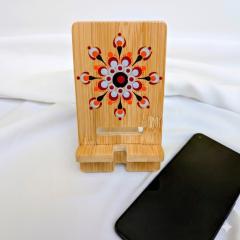 Support téléphone en bambou décoré mandala dot art fait main par Dotty Joyous Things Marie Maerevoet, porte GSM artisanal zen pour bureau ou maison, objet déco original et idée cadeau unique / Bamboe telefoonhouder met handgeschilderde mandala dot art van Dotty Joyous Things Marie Maerevoet, ambachtelijke gsm houder voor bureau of interieur decoratie / Bamboo phone holder with hand-painted mandala dot art by Dotty Joyous Things Marie Maerevoet, handmade smartphone stand decorative desk accessory and unique artisan gift