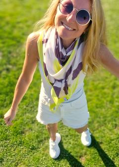 Foulard carré XL Texas porté par femme, foulard satiné grand format style western chic, accessoire mode artisanal élégant parfait comme cadeau original Manon Création artisan belge sur Wimzzi / XL Texas vierkante sjaal gedragen door vrouw, grote satijnen modesjaal met western stijl, handgemaakt accessoire ideaal als origineel cadeau van Belgische artisan Manon Creation op Wimzzi / XL Texas square scarf worn by woman, large satin fashion scarf with western style design, handmade accessory perfect as original gift by Belgian artisan Manon Creation on Wimzzi