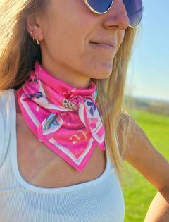 Foulard carré mini Ibiza rose porté autour du cou, accessoire mode élégant et léger pour femme, foulard artisanal coloré parfait comme cadeau original fait main par Manon Création artisan belge disponible sur Wimzzi / Mini vierkante Ibiza sjaal roze rond de hals gedragen, stijlvolle lichte dames sjaal, kleurrijk handgemaakt mode accessoire ideaal als uniek cadeau van Belgische maker Manon Creation op Wimzzi / Pink mini Ibiza square scarf worn around the neck, stylish lightweight women fashion accessory, colorful handmade scarf perfect as unique gift by Belgian artisan Manon Creation on Wimzzi