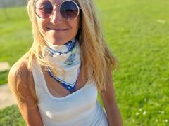 Foulard carré satiné Santorini bleu porté autour du cou, foulard mode élégant inspiré Méditerranée, accessoire textile raffiné parfait comme cadeau original fait main par Manon Création sur Wimzzi / Satijnen vierkante Santorin sjaal blauw rond de hals gedragen, elegante mediterrane modesjaal, verfijnd handgemaakt accessoire ideaal als uniek cadeau van Manon Creation op Wimzzi / Blue Santorin satin square scarf worn around the neck, elegant Mediterranean inspired fashion accessory, refined handmade scarf perfect as unique gift by Manon Creation on Wimzzi