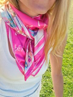 Foulard carré Ibiza satiné rose porté autour du cou, foulard mode créateur lumineux et féminin, accessoire textile chic parfait comme cadeau artisanal unique Manon Création Belgique / Roze Ibiza satijnen vierkante sjaal rond de hals gedragen, vrouwelijke elegante modesjaal, handgemaakt textiel accessoire ideaal als uniek cadeau van Belgische maker Manon Creation / Pink Ibiza satin square scarf worn around the neck, bright feminine designer fashion accessory, handmade textile scarf perfect as unique gift by Belgian artisan Manon Creation