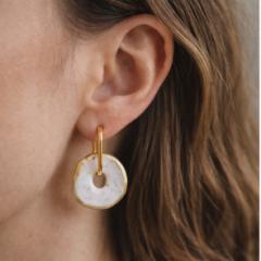 Boucles d’oreilles en porcelaine blanche et or Petites Feuilles par la designer Laurence Auverdin, bijou artisanal élégant inspiré de la nature et du design scandinave, création unique raffinée faite main parfaite comme cadeau bijou créateur / Oorbellen in wit porselein en goud Petites Feuilles van designer Laurence Auverdin, elegant ambachtelijk juweel geïnspireerd door natuur en Scandinavisch design, unieke handgemaakte creatie / White porcelain and gold earrings by Petites Feuilles designer Laurence Auverdin, elegant handmade jewelry inspired by nature and Scandinavian design, unique artisan piece perfect as refined gift