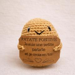Patate positive au crochet faite main, adorable petite peluche porte-bonheur avec message inspirant, cadeau réconfortant artisanal plein de tendresse parfait pour offrir sourire et motivation / Positieve gehaakte aardappel handgemaakt, schattige kleine knuffel met inspirerende boodschap ideaal als origineel troost cadeau of motivatie geschenk / Handmade positive crochet potato plush with inspiring message, cute comfort gift spreading smiles and encouragement perfect as unique handmade motivational gift