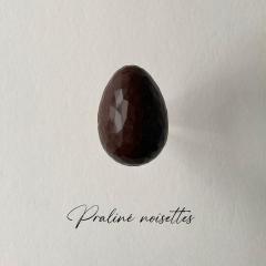 Œuf de Pâques chocolat noir praliné belge artisanal, gourmandise de Pâques raffinée inspirée du savoir-faire chocolatier liégeois Jean Galler Chez Blanche parfaite pour chasse aux œufs / Belgisch paasei pure chocolade met praliné ambachtelijke paastraktatie geïnspireerd door Luikse chocoladetraditie ideaal voor paaseieren zoeken / Dark praline Easter chocolate egg artisan Belgian chocolate inspired by Liège chocolate craftsmanship Jean Galler perfect for Easter egg hunt