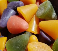 Assortiment de cuberdons belges artisanaux multicolores, confiserie traditionnelle belge gourmande parfaite comme cadeau gourmand local et spécialité artisanale authentique disponible sur Wimzzi / Assortiment Belgische ambachtelijke cuberdons in verschillende kleuren, traditionele Belgische snoep specialiteit ideaal als lokaal gastronomisch cadeau van artisanale makers op Wimzzi / Assorted Belgian artisan cuberdons candies in multiple colors, traditional Belgian gourmet confection perfect as a local sweet gift and authentic handmade specialty available on Wimzzi