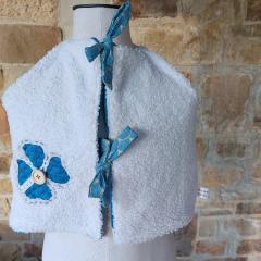 Blouson de berger réversible pour enfant en laine bouclée écrue et tissu bleu, manteau bébé artisanal avec fermeture nœud et bouton fleur vêtement enfant fait main / Omkeerbare herdersjas voor kinderen in crème teddywol en blauwe stof, ambachtelijke babyjas met striksluiting en bloemknoop / Reversible shepherd jacket for children in cream teddy wool and blue fabric, handmade baby coat with tie closure and flower button artisan kids clothing