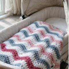 Couverture bébé crochetée main motif vagues rose gris blanc posée dans un berceau, plaid naissance doux laine artisanale / Handgemaakte gehaakte babydeken golfpatroon roze grijs wit in babywieg zachte wol / Handmade crochet baby blanket pink grey white wave pattern in crib soft wool newborn blanket