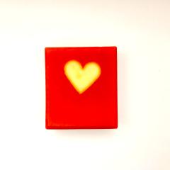 Savon cœur artisanal belge idée cadeau romantique attention délicate fait main soin naturel peau douce objet mignon irrésistible à offrir / Handmade heart soap Belgium romantic gift idea cute natural skincare soft skin adorable must-give item / Handgemaakte hartzeep België romantisch cadeau natuurlijk verzorging schattig item