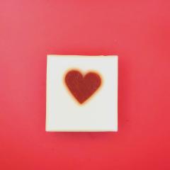 Savon cœur parfum orange patchouli artisanal senteur envoûtante soin naturel peau douce idée cadeau bien-être sensoriel unique fait main / Orange patchouli heart soap handmade natural skincare captivating scent wellness gift idea unique item / Hartzeep sinaasappel patchouli handgemaakt natuurlijke verzorging geur wellness cadeau