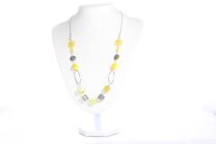 Collier fantaisie jaune minimaliste chic bijou femme tendance été accessoire mode lumineux petit prix cadeau facile look moderne solaire stylé / Yellow minimalist necklace trendy women jewelry summer fashion accessory affordable stylish gift idea / Gele minimalistische ketting trendy dames sieraden zomer mode accessoire betaalbaar cadeau