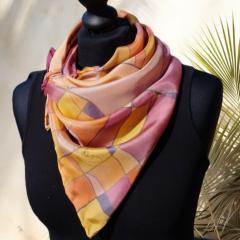 Foulard en soie peint main Jocelyne Notte Selkis noué élégant accessoire mode femme haut de gamme pièce unique artisanale belge style bohème chic luxe responsable cadeau exclusif / Hand painted silk scarf Jocelyne Notte Selkis elegantly styled luxury women fashion accessory unique Belgian handmade boho chic premium gift / Handgeschilderde zijden sjaal Jocelyne Notte Selkis elegant gedragen luxe mode accessoire uniek Belgisch handgemaakt boho chic cadeau