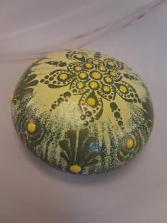 Galet décoratif bohème fait main dot painting pièce unique décoration intérieure zen esprit nature méditation cadeau artisanal exclusif tendance déco bohème chic objet apaisant original fait main / Handmade boho decorative stone dot painting unique piece zen home decor meditation gift artisanal exclusive trendy boho chic decor / Handgemaakte boho decoratieve steen dot painting uniek stuk zen interieur decoratie meditatie cadeau ambachtelijk