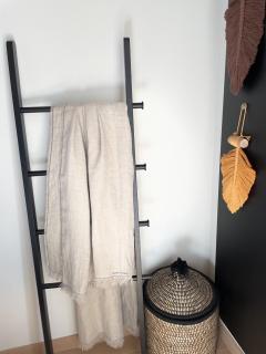 Plaid en lin naturel stonewashed – douceur brute, idéale pour canapé ou lit / Natuurlijk stonewashed linnen plaid – zacht en stoer tegelijk / Natural washed linen throw – rustic softness for sofa or bed