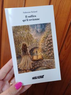 Roman fiction émotionnel français livre papier histoire touchante à lire couverture livre cadeau lecture librairie indépendante foire du livre Belgique auteur francophone / Emotional French fiction novel paperback touching story book cover reading gift bookstore book fair Belgium / Franse emotionele roman boek papier ontroerend verhaal lezen cadeau boekhandel boekenbeurs België