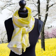 Foulard en soie naturelle peint à la main Du soleil sur la soie par Jocelyne Notte Selkis pièce unique artisanale belge motifs jaunes lumineux création textile artistique luxe fait main accessoire mode exclusif / Handgeschilderde zijden sjaal Du soleil sur la soie door Jocelyne Notte Selkis uniek Belgisch handgemaakt stuk gele artistieke motieven luxe mode accessoire / Hand painted natural silk scarf Du soleil sur la soie by Jocelyne Notte Selkis unique Belgian handmade piece yellow artistic patterns luxury fashion accessory exclusive gift
