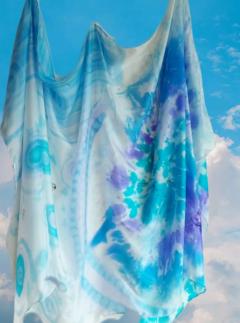 Grand foulard en soie naturelle peint à la main par l’artiste belge Jocelyne Notte Selkis pièce unique artisanale motifs abstraits bleu turquoise création textile haut de gamme accessoire mode luxe éthique fait main Belgique cadeau exclusif / Grote zijden sjaal van natuurlijke zijde handgeschilderd door Belgisch kunstenares Jocelyne Notte Selkis uniek stuk abstract blauw turquoise luxe handgemaakt mode accessoire duurzaam cadeau / Large natural silk scarf hand painted by Belgian artist Jocelyne Notte Selkis unique piece abstract blue turquoise high-end textile luxury fashion accessory ethical handmade Belgium exclusive gift