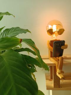Photo de l'article Lampe HLUZ “La pose selfie” – création lumineuse en bois massif, fun et artisanale, faite en Belgique