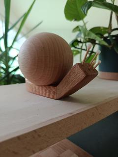 Photo de l'article Figurine ESCARGOT – sculpture artisanale en bois massif, hommage à Namur et design local fait main