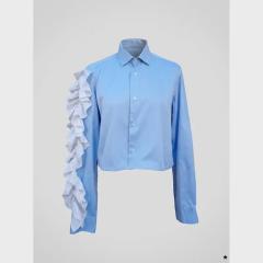 Chemisier asymétrique bleu à froufrous Label Jaune, vêtement femme créatif, mode belge originale et seconde main Les Petits Riens / Asymmetrische blauwe blouse met ruches van Label Jaune, creatieve damesmode, originele Belgische fashion en tweedehands Les Petits Riens / Asymmetric blue ruffle blouse by Label Jaune, creative women’s clothing, original Belgian fashion and Les Petits Riens second-hand style