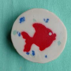 Savon poisson rouge Anaka Soap fait main, savon fantaisie artisanal belge et petite attention originale à offrir / Handgemaakte rode vissenzeep van Anaka Soap, speelse Belgische ambachtelijke zeep en origineel cadeautje / Handmade red fish soap by Anaka Soap, playful Belgian artisan soap and original gift idea
