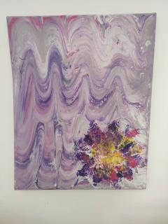 Fluid art violet et lavande effet marbré avec accents floraux, peinture abstraite originale d’artiste belge pour collection d’art contemporain et décoration raffinée / Fluid art in violet en lavendel met marmereffect en florale accenten, origineel abstract werk van Belgische kunstenaar voor hedendaagse kunstcollectie en verfijnd interieur / Purple and lavender fluid art with marble effect and floral accents, original abstract artwork by a Belgian artist for contemporary art collections and refined interiors