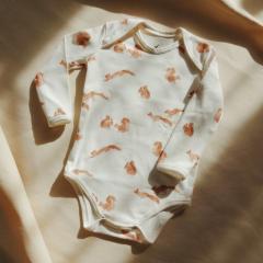Body bébé manches longues motif écureuils – doux, mignon et 100% belge / Babybody met eekhoorns – zacht, schattig en Belgisch / Baby bodysuit with squirrels – soft, cute and made in Belgium. Valeur Couture