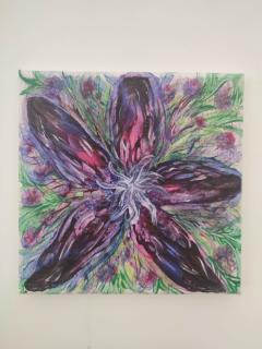 Composition abstraite florale violet, rose et vert, œuvre graphique contemporaine sur toile, art original pour collection et décoration intérieure maximaliste / Abstracte florale compositie in violet, roze en groen, hedendaags grafisch kunstwerk op doek voor kunstcollectie en maximalistisch interieur / Abstract floral composition in purple, pink and green, contemporary graphic canvas artwork for an art collection and maximalist interior