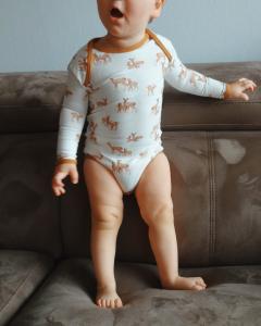 Bodie bébé 12–18M motif faon – parfait pour explorer avec confort et style / Babybody met hertjes 12–18M – comfortabel en speels / Fawn print baby bodysuit 12–18M – comfy and playful for little explorers. ValeurCouture
