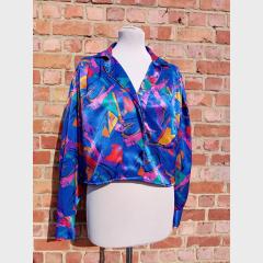 Chemisier femme rétro bleu à imprimé rouge Label Jaune Les Petits Riens, pièce vintage revalorisée et mode circulaire belge pour look audacieux / Blauwe retro damesblouse met rode print van Label Jaune Les Petits Riens, hergewaardeerd vintage kledingstuk en Belgische circulaire mode / Blue retro women’s blouse with red print by Label Jaune Les Petits Riens, repurposed vintage piece and Belgian circular fashion