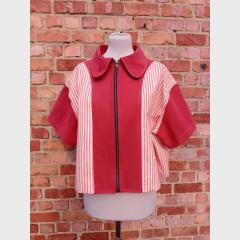 Veste femme rose et rouge Label Jaune Les Petits Riens, surchemise revalorisée issue de la mode circulaire belge, pièce colorée et originale pour dressing durable / Roze-rode damesjas van Label Jaune Les Petits Riens, hergewaardeerde overshirt uit Belgische circulaire mode voor een duurzame garderobe / Pink and red women’s jacket by Label Jaune Les Petits Riens, repurposed overshirt from Belgian circular fashion for a sustainable wardrobe