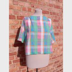 Top femme oversize à carreaux pastel rose, turquoise et violet, création Label Jaune Les Petits Riens pour look arty, coloré et mode responsable / Oversized damestop met pastel ruiten in roze, turquoise en paars, Label Jaune Les Petits Riens voor een kleurrijke arty en duurzame look / Oversized women’s pastel check top in pink, turquoise and purple, Label Jaune Les Petits Riens piece for colourful arty sustainable style