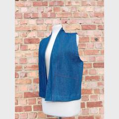 Gilet bleu sans manches Label Jaune Les Petits Riens, vêtement femme belge issu de la mode circulaire, pièce originale pour dressing responsable / Blauwe mouwloze gilet van Label Jaune Les Petits Riens, Belgische damesmode uit de circulaire economie voor een duurzame garderobe / Blue sleeveless vest by Label Jaune Les Petits Riens, Belgian circular women’s fashion for an original sustainable wardrobe