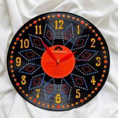 Horloge murale créée à partir d’un disque vinyle vintage, décoration pop orange et bleue upcyclée, cadeau rétro original pour mélomane et fan de musique / Wandklok gemaakt van een vintage vinylplaat, upcycled popdecoratie in oranje en blauw, origineel retro cadeau voor muziekliefhebbers / Wall clock made from a vintage vinyl record, orange and blue upcycled pop decor and original retro gift for music lovers