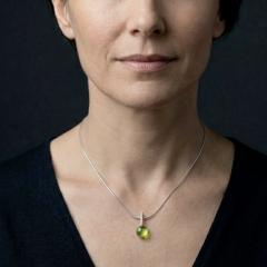 Pendentif vert Unisson porté par une femme, collier délicat contemporain et idée cadeau bijou pour maman, épouse ou anniversaire, esprit JustinJewels / Groene Unisson hanger gedragen door een vrouw, fijne moderne halsketting en juwelencadeau voor mama, partner of verjaardag in JustinJewels sfeer / Green Unisson pendant worn by a woman, delicate contemporary necklace and jewellery gift for mum, partner or birthday with JustinJewels appeal