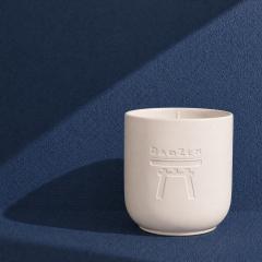Bougie Attrape-rêve 32 h sur Wimzzi, bougie artisanale parfumée au design clair et minimaliste, ambiance sommeil, relaxation et cocooning, cadeau bien-être premium inspiration Rituals et Baobab / Attrape-rêve geurkaars 32 uur op Wimzzi, artisanale kaars met licht minimalistisch design, sfeer voor slaap, ontspanning en cocooning, premium wellnesscadeau geïnspireerd door Rituals en Baobab / Attrape-rêve 32-hour scented candle on Wimzzi, artisan candle with light minimalist design, sleep, relaxation and cocooning mood, premium wellbeing gift inspired by Rituals and Baobab