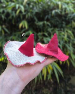 Foto van het artikel 6. Rood and Wite - Haarclip “Heksenhoed”