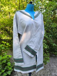 Chemise médiévale verte sur Wimzzi, vêtement artisanal inspiré du Moyen Âge, costume fait main pour reconstitution, GN, fête médiévale, cosplay, théâtre ou tenue originale pleine de caractère / Groene middeleeuwse tuniek op Wimzzi, handgemaakt kledingstuk geïnspireerd door de middeleeuwen, ideaal voor reenactment, LARP, middeleeuws feest, cosplay of theater / Green medieval shirt on Wimzzi, handmade garment inspired by the Middle Ages, ideal for reenactment, LARP, medieval festivals, cosplay, theatre or a characterful outfit
