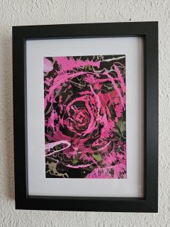 Rose abstraite rose et noire encadrée sur Wimzzi, affiche d’art graphique et florale, décoration murale contemporaine, cadeau unique made in Belgium pour salon, chambre, bureau ou amateur d’art original / Abstracte roze en zwarte roos in kader op Wimzzi, grafische en florale kunstposter, eigentijdse wanddecoratie, uniek made in Belgium cadeau voor woonkamer, slaapkamer of kunstliefhebber / Abstract pink and black rose framed print on Wimzzi, graphic floral art poster, contemporary wall decor, unique made in Belgium gift for living room, bedroom, office or original art lovers