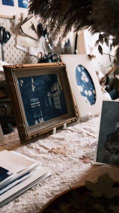 Création artistique en cyanotype présentée dans un cadre en bois, impression photographique bleue artisanale inspirée de la nature, tableau original pour décoration murale et cadeau d’art / Artistieke cyanotypie in houten kader, ambachtelijke blauwe fotografische print geïnspireerd door de natuur, originele wanddecoratie en kunstcadeau / Artistic cyanotype displayed in a wooden frame, handmade blue photographic print inspired by nature, original wall decoration and art gift