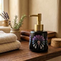 Dévidoir pousse-mousse Paon d’ébène par Dotty Joyous Things sur Wimzzi, distributeur de savon décoratif peint à la main en pointillisme, accessoire salle de bain chic, pratique et artistique, cadeau maison utile / Zeepdispenser Paon d’ébène van Dotty Joyous Things op Wimzzi, handbeschilderde dispenser met stippenkunst, chic praktisch en artistiek badkameraccessoire, nuttig cadeau voor thuis / Paon d’ébène soap dispenser by Dotty Joyous Things on Wimzzi, hand-painted dot art soap pump, chic practical and artistic bathroom accessory, useful home gift