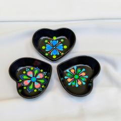 Set de coupelles cœur Mandala pop par Dotty Joyous Things sur Wimzzi, petites coupelles artisanales peintes à la main en pointillisme, parfaites pour bijoux, apéro, table colorée ou cadeau déco utile et joyeux / Set van hartvormige Mandala pop schaaltjes van Dotty Joyous Things op Wimzzi, handbeschilderde stippenkunst, ideaal voor juwelen, apero, kleurrijke tafel of vrolijk deco cadeau / Set of Mandala pop heart dishes by Dotty Joyous Things on Wimzzi, hand-painted dot art mini bowls, perfect for jewellery, aperitif snacks, colourful table styling or joyful useful decor gift